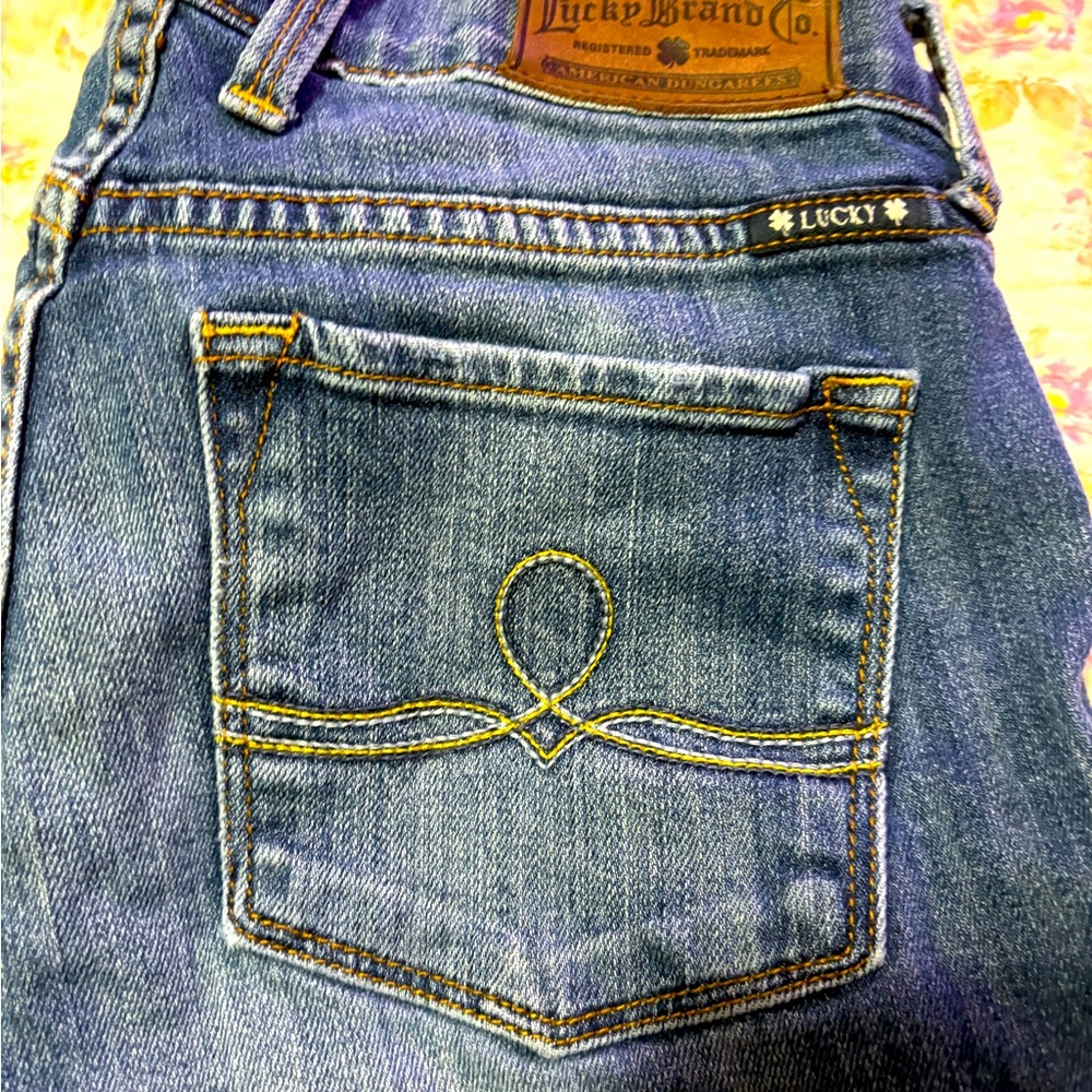 Lucky Brand Women’s Denim Jeans with Contrast Stitching perfect condition.